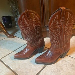 laredo cowgirl boots: size 6